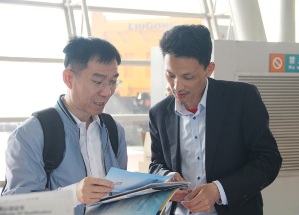 中国水泥协会会长乔龙德先生莅临william威廉英国官网展台参观指导