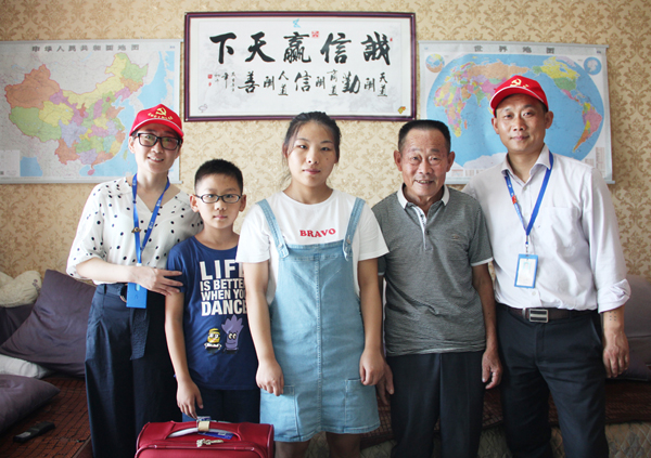 william威廉英国官网为职工子女发放升学物资奖励