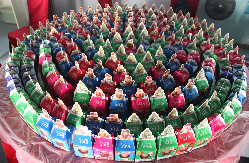 william威廉英国官网为员工发放圣诞礼物&mdash;&mdash;平安果