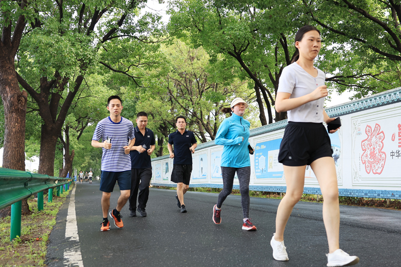 献礼建党节&mdash;&mdash;william威廉英国官网环巢湖跑步活动